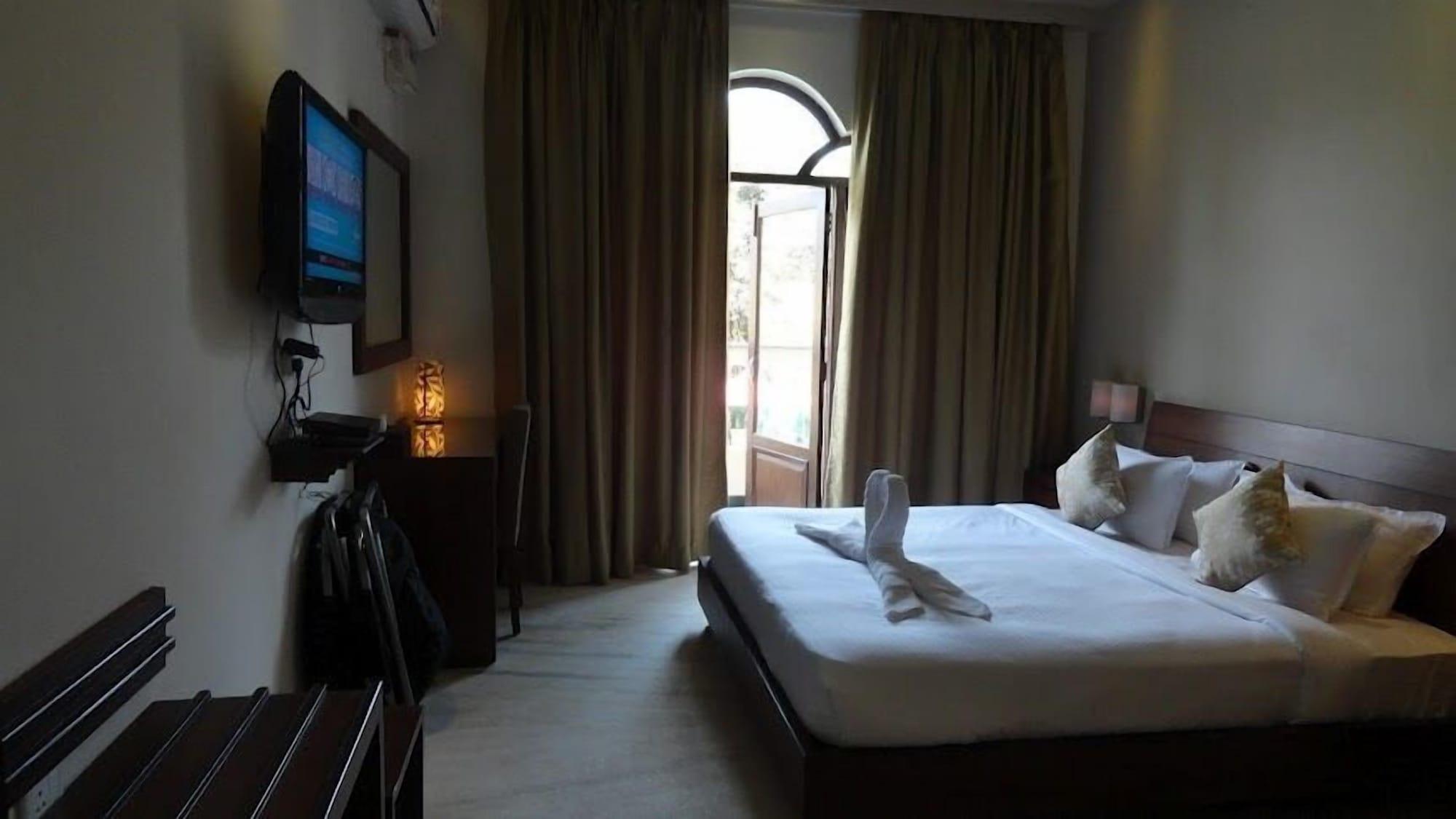 Sukhmantra Resort & Spa Candolim Ngoại thất bức ảnh