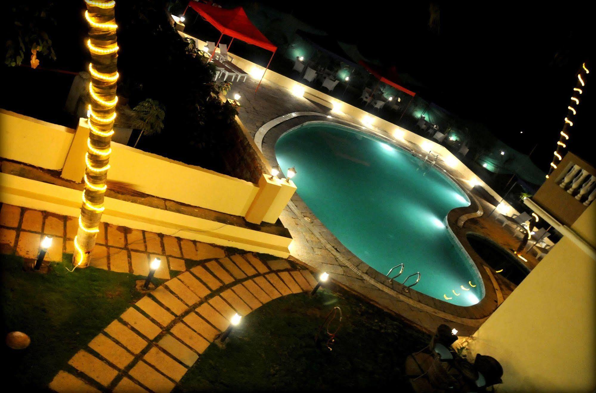 Sukhmantra Resort & Spa Candolim Ngoại thất bức ảnh
